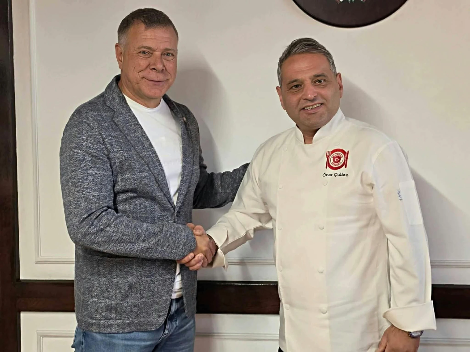 Öner Çulfaz shaking hands with the Mayor of Gorna Oryahovitsa