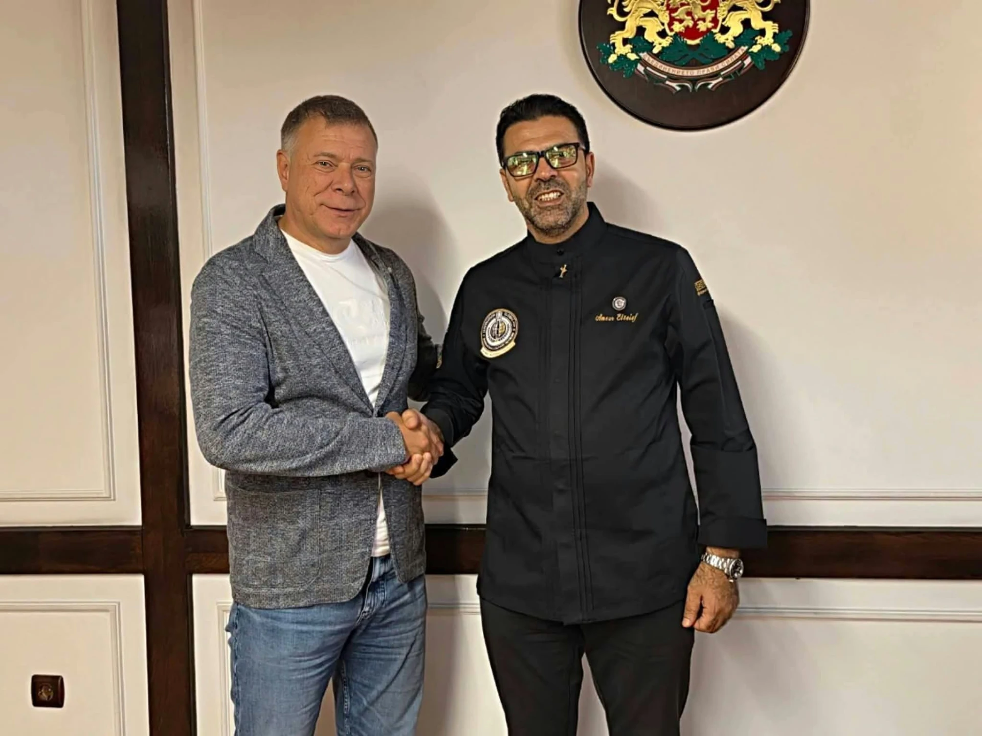 Ameur Eltaief shaking hands with the Mayor of Gorna Oryahovitsa