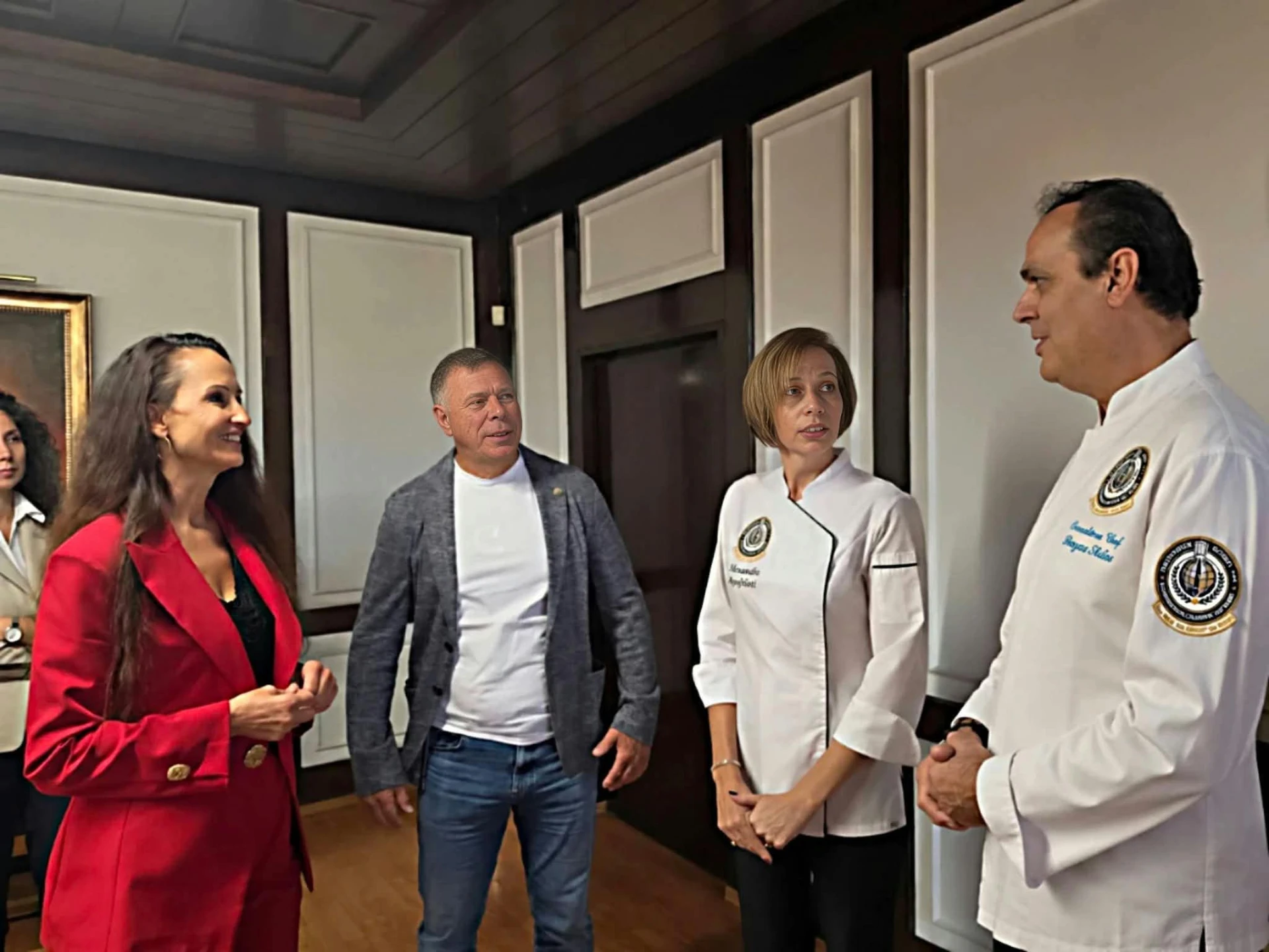 Alexandra Agrafioti and Stylianos Digkas in conversation with municipal officials in Gorna Oryahovitsa